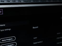 Ein Computerbildschirm mit einem großen roten Button in der Mitte, modernes Interface-Design, aufgenommen von Rahadiansyah