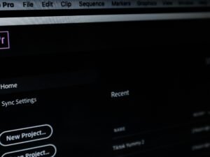 Ein Computerbildschirm mit einem großen roten Button in der Mitte, modernes Interface-Design, aufgenommen von Rahadiansyah