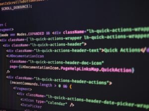 Computerbildschirm mit mehreren Zeilen Text und Code, geeignet für Artikel zu Webentwicklung oder Online-Marketing.