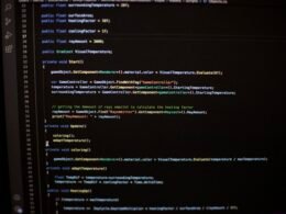 Ein Computerbildschirm mit vielen weißen Codezeilen auf dunklem Hintergrund, symbolisch für Programmierung und IT-Arbeit.