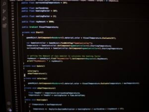Ein Computerbildschirm mit vielen weißen Codezeilen auf dunklem Hintergrund, symbolisch für Programmierung und IT-Arbeit.