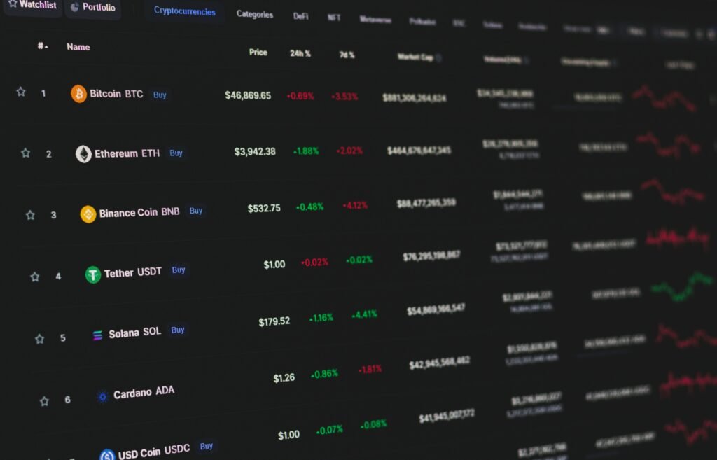 Ein Computerbildschirm zeigt zahlreiche Zahlen und Daten; ideal zur Veranschaulichung digitaler Analysen und Technologie.