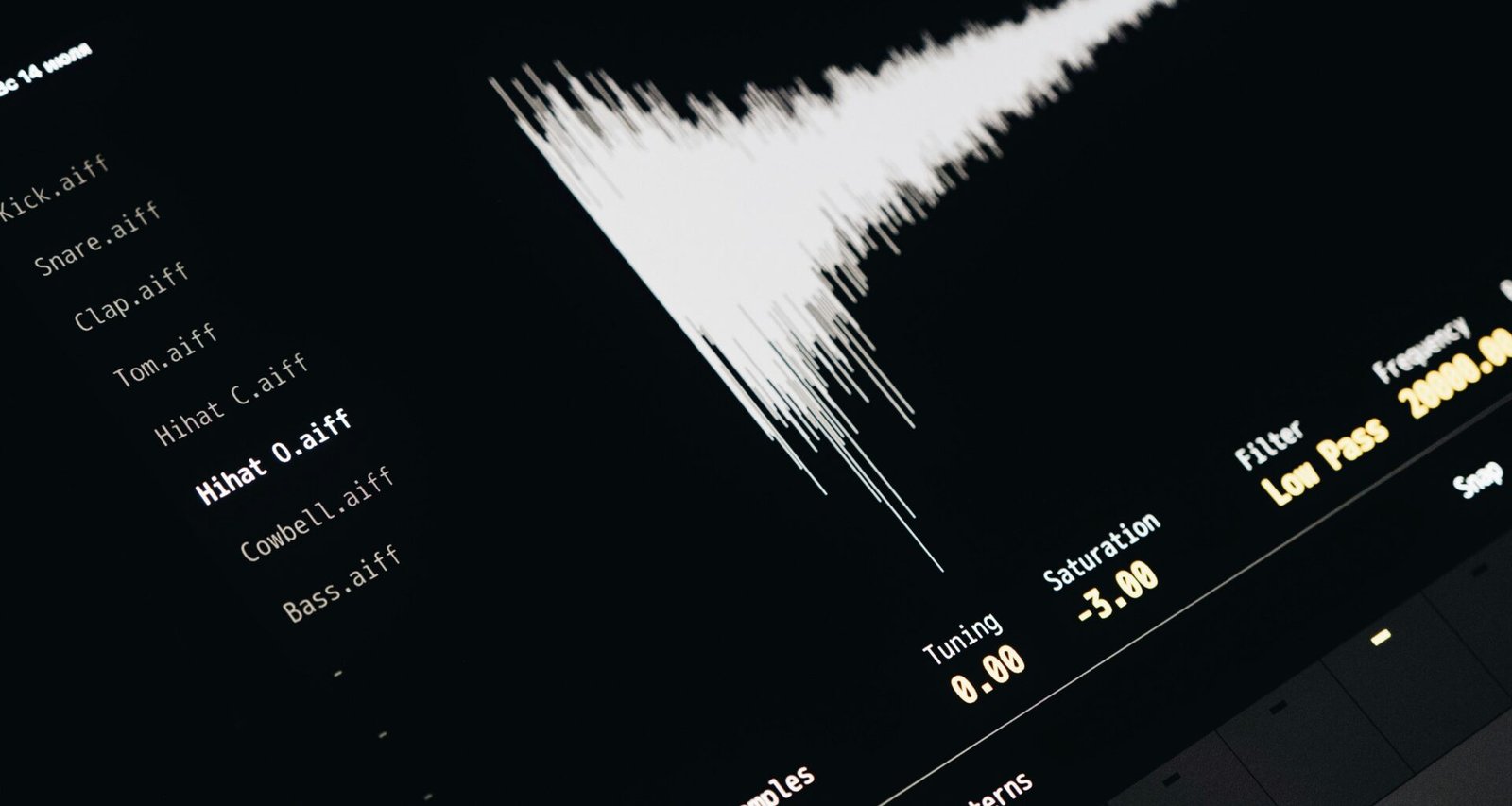 Computerbildschirm mit sichtbarer Schallwelle, Symbol für digitale Audiobearbeitung und Technologie im Online-Marketing