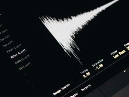 Computerbildschirm mit sichtbarer Schallwelle, Symbol für digitale Audiobearbeitung und Technologie im Online-Marketing