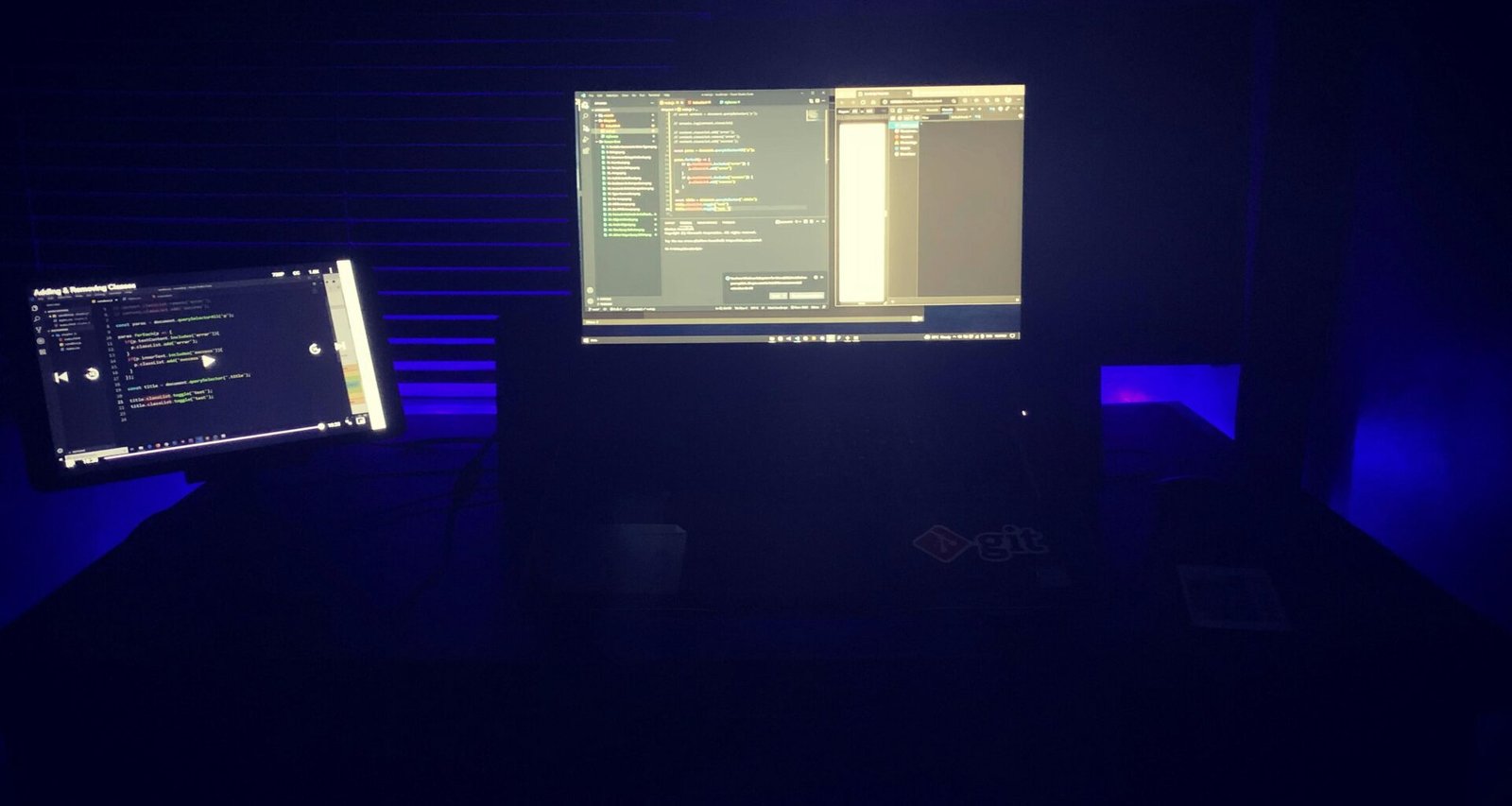 Ein Computer-Monitor steht auf einem aufgeräumten Schreibtisch, geeignet für Arbeit oder Homeoffice in digitaler Umgebung.