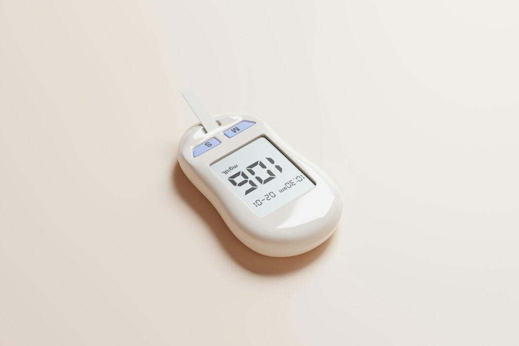 Digitales Thermometer liegt auf einem einfarbigen beigen Hintergrund, das Gerät klar im Mittelpunkt des Bildes