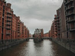 Ein Fluss fließt durch eine Stadt, flankiert von hohen Gebäuden und modernen Wohnkomplexen am Ufer.