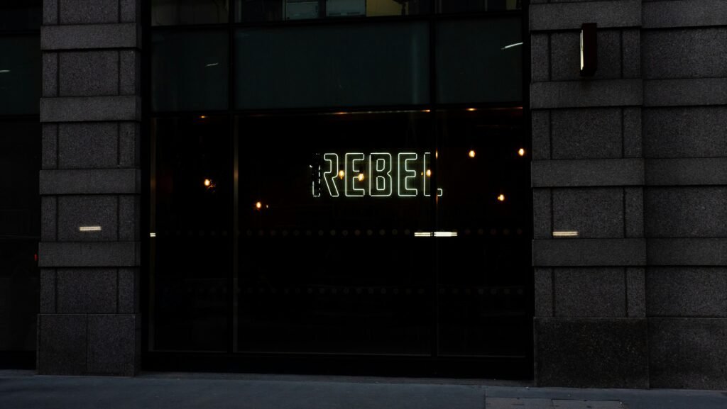 Ansicht eines modernen Gebäudes mit einem großen Schild mit der Aufschrift Regibe an der Fassade