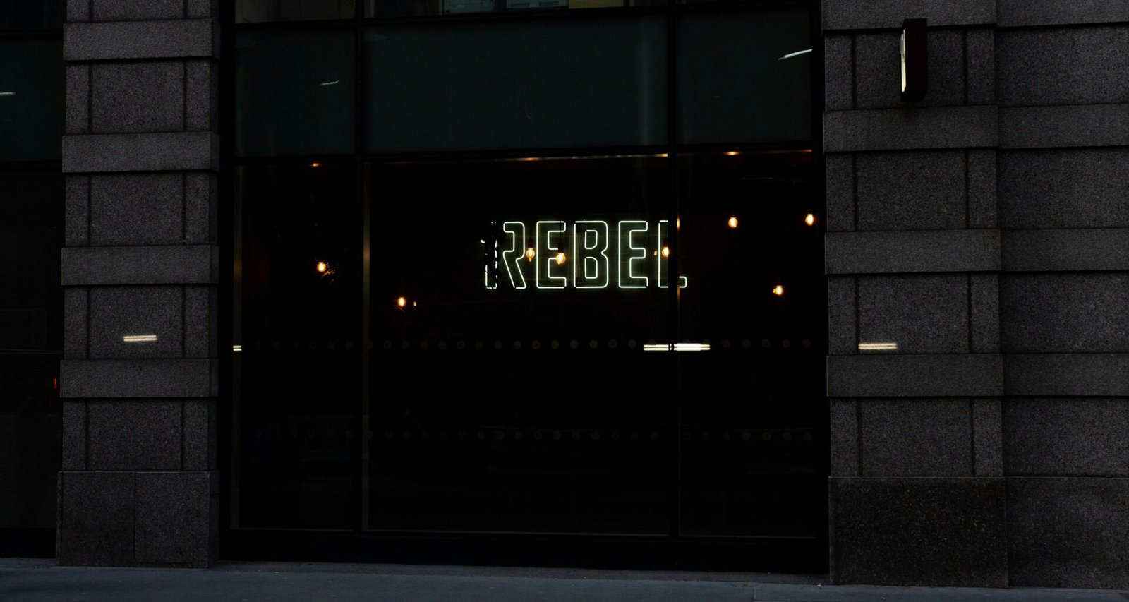 Ansicht eines modernen Gebäudes mit einem großen Schild mit der Aufschrift Regibe an der Fassade