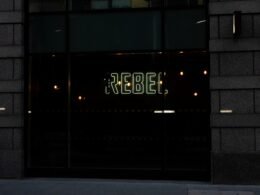 Ansicht eines modernen Gebäudes mit einem großen Schild mit der Aufschrift Regibe an der Fassade