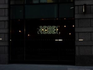 Ein modernes Gebäude mit einem gut sichtbaren Schild, auf dem regibe steht, fotografiert bei Tageslicht.