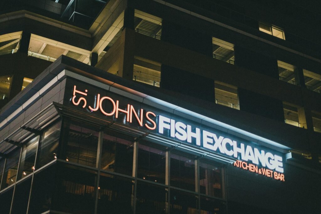 Ansicht eines modernen Gebäudes mit einem gut sichtbaren Schild an der Fassade, Fotografie für urbane Architekturthemen