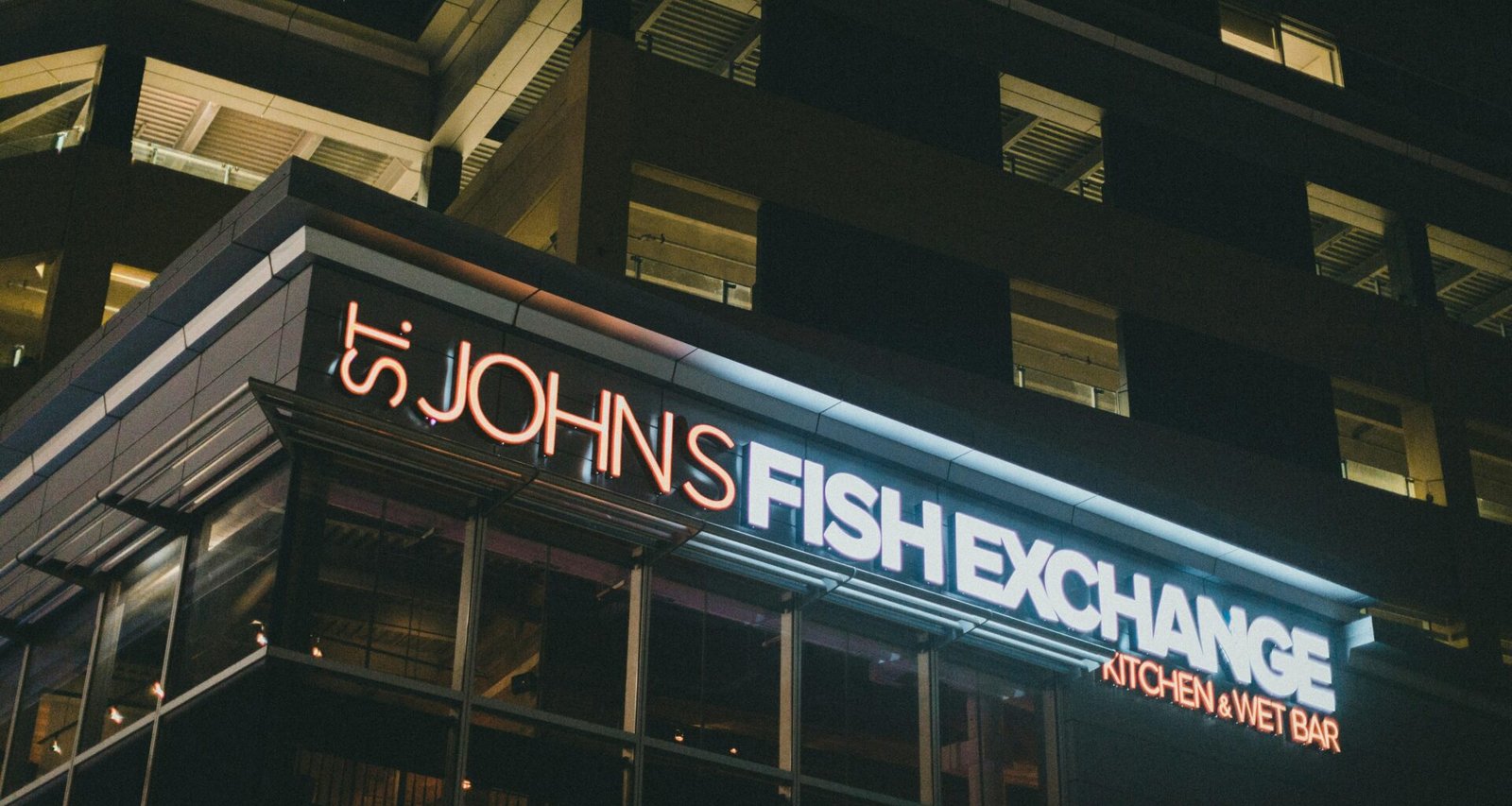 Ansicht eines modernen Gebäudes mit einem gut sichtbaren Schild an der Fassade, Fotografie für urbane Architekturthemen