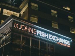 Ansicht eines modernen Gebäudes mit einem gut sichtbaren Schild an der Fassade, Fotografie für urbane Architekturthemen