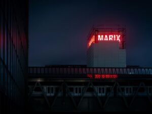 Ansicht eines modernen Gebäudes mit einem markanten Schild an der Fassade, aufgenommen bei Tageslicht.