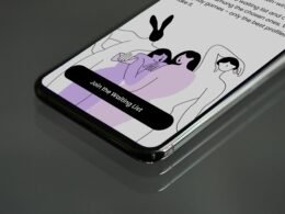 Ein Smartphone mit einem Foto von zwei Personen auf dem Display, Aufnahme von Flure Bunny