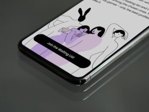 Ein Smartphone zeigt auf seinem Display das Foto von zwei Personen, fotografiert aus der Nähe.