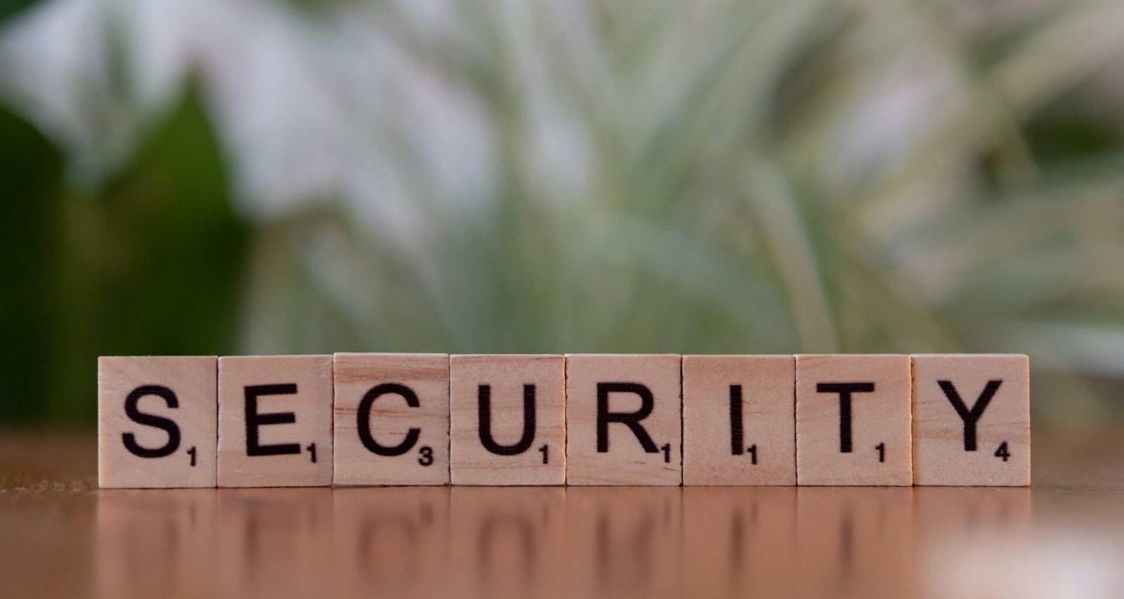 Ein Holzblock mit dem Schriftzug Security liegt auf einem Tisch und steht sinnbildlich für das Thema Sicherheit.