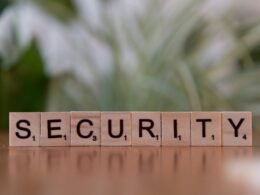 Ein Holzblock mit dem Schriftzug Security liegt auf einem Tisch und steht sinnbildlich für das Thema Sicherheit.