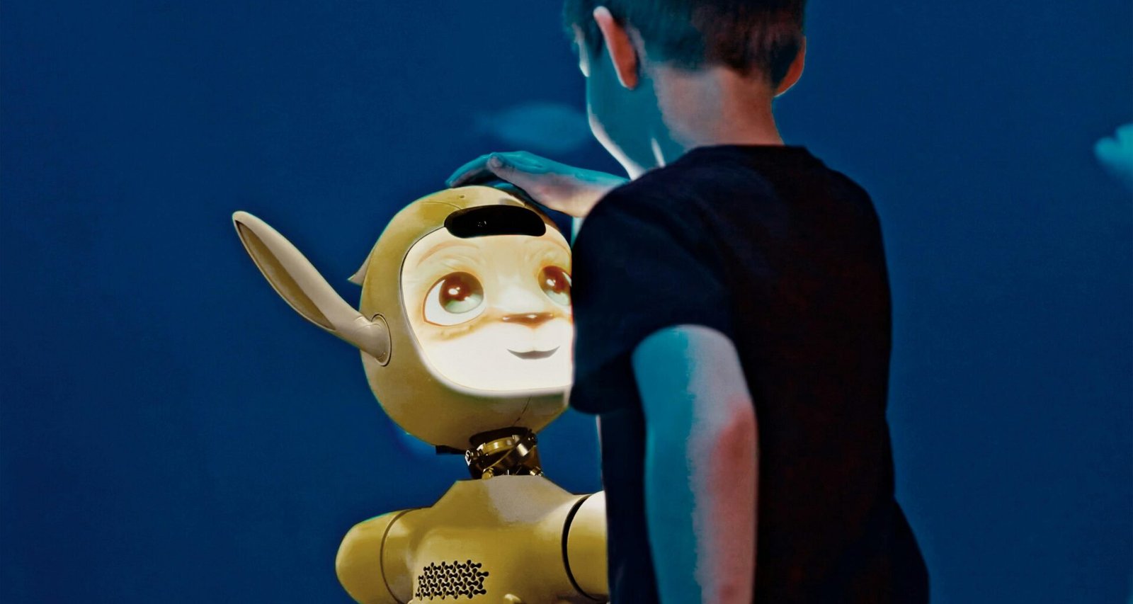 Ein junger Junge legt sanft die Hand auf den Kopf eines gelben Roboters, Symbol für Technikbegegnung.
