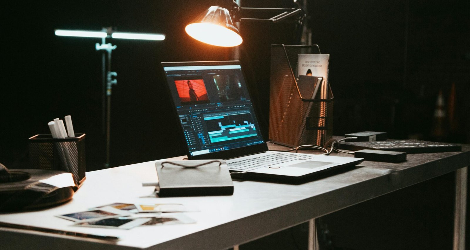 Ein Laptop-Computer steht auf einem Schreibtisch, bereit für digitale Arbeiten im Büro oder Homeoffice.