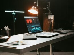 Ein Laptop-Computer steht auf einem Schreibtisch, bereit für digitale Arbeiten im Büro oder Homeoffice.