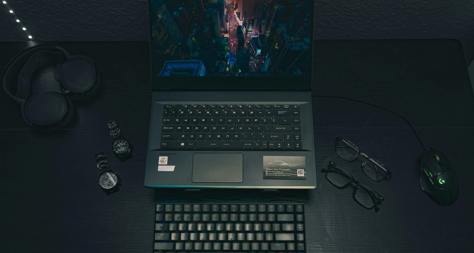 Ein moderner Laptop steht geöffnet auf einem klaren Holzschreibtisch in einem gut beleuchteten Raum. Geeignet für Technologiethemen.