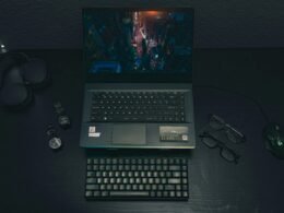 Ein moderner Laptop steht geöffnet auf einem klaren Holzschreibtisch in einem gut beleuchteten Raum. Geeignet für Technologiethemen.