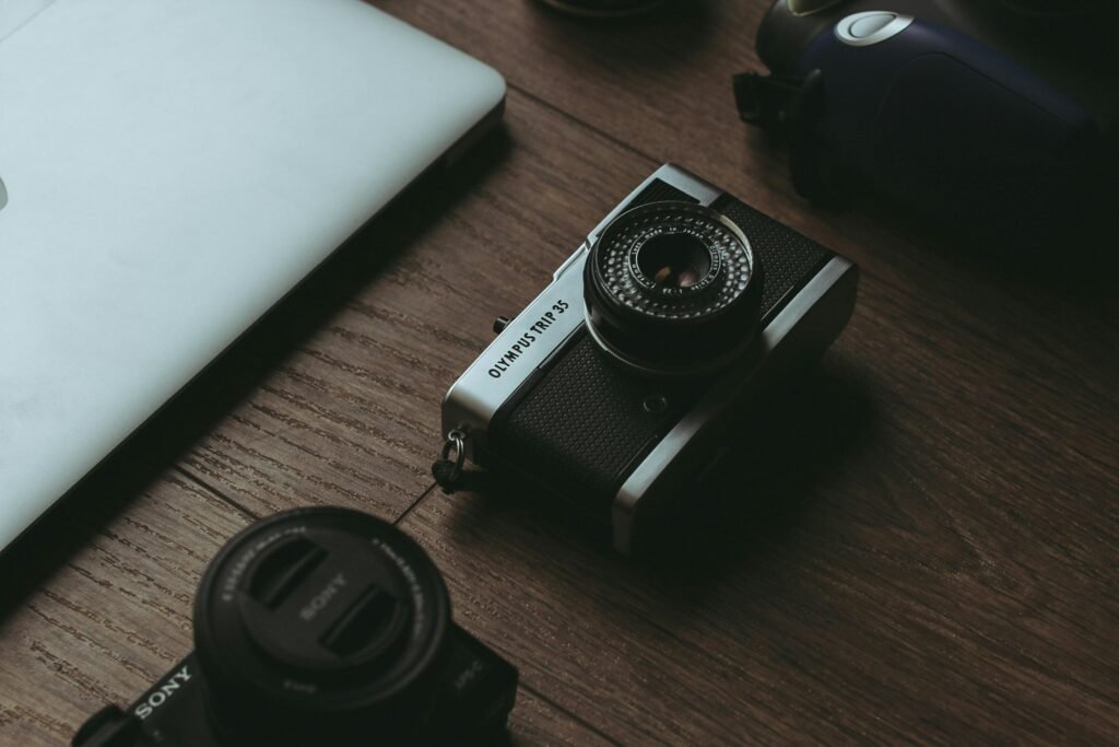 Ein Laptop-Computer steht geöffnet auf einem Holztisch und zeigt die Integration von Technologie in den modernen Arbeitsalltag.