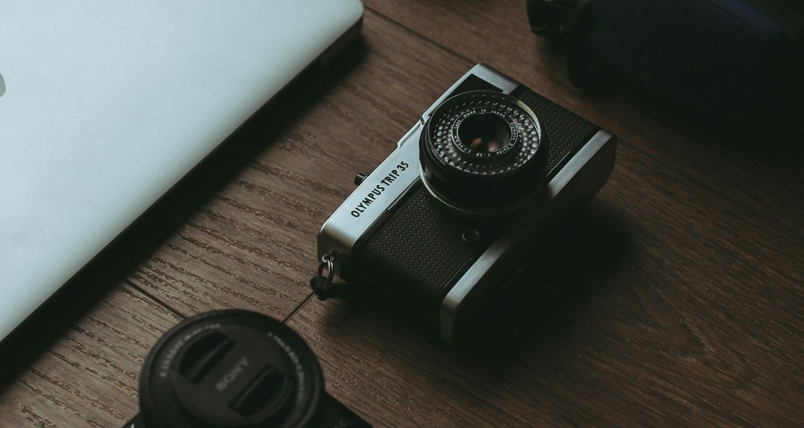 Ein Laptop-Computer steht geöffnet auf einem Holztisch und zeigt die Integration von Technologie in den modernen Arbeitsalltag.