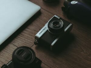 Ein Laptop-Computer steht geöffnet auf einem Holztisch und zeigt die Integration von Technologie in den modernen Arbeitsalltag.