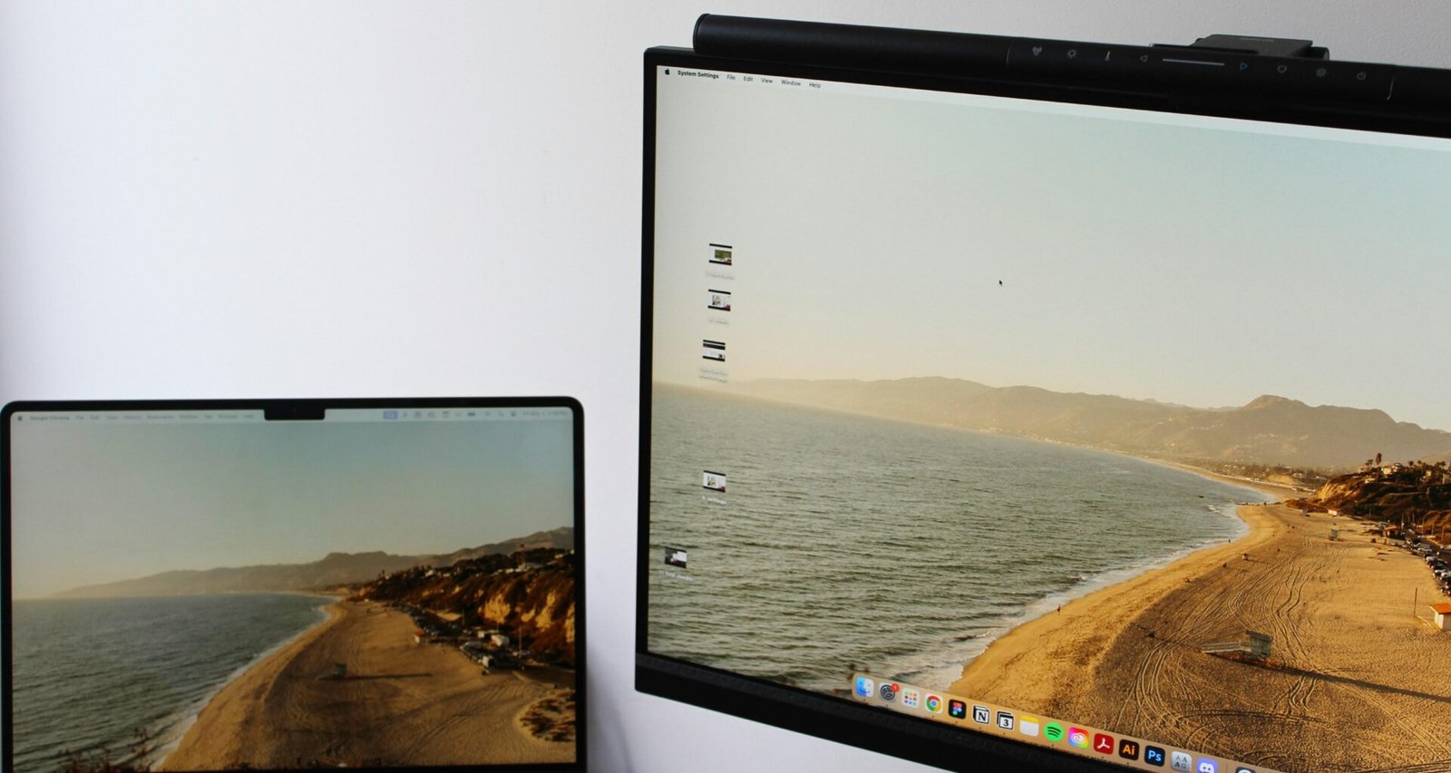 Ein Laptop steht auf einem Schreibtisch neben einem Monitor, ideal für produktives Arbeiten im Büro oder Home-Office.