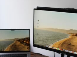 Ein Laptop steht auf einem Schreibtisch neben einem Monitor, ideal für produktives Arbeiten im Büro oder Home-Office.