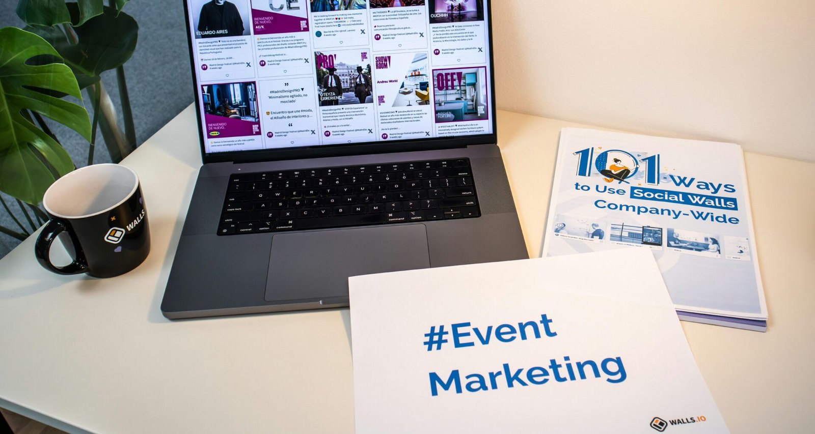 Ein aufgeklappter Laptop steht auf einem Schreibtisch in einem modernen Arbeitsplatzumfeld, geeignet für digitale Arbeit und Online-Marketing.