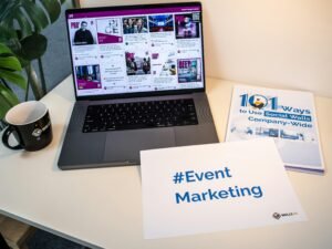 Ein aufgeklappter Laptop steht auf einem Schreibtisch in einem modernen Arbeitsplatzumfeld, geeignet für digitale Arbeit und Online-Marketing.