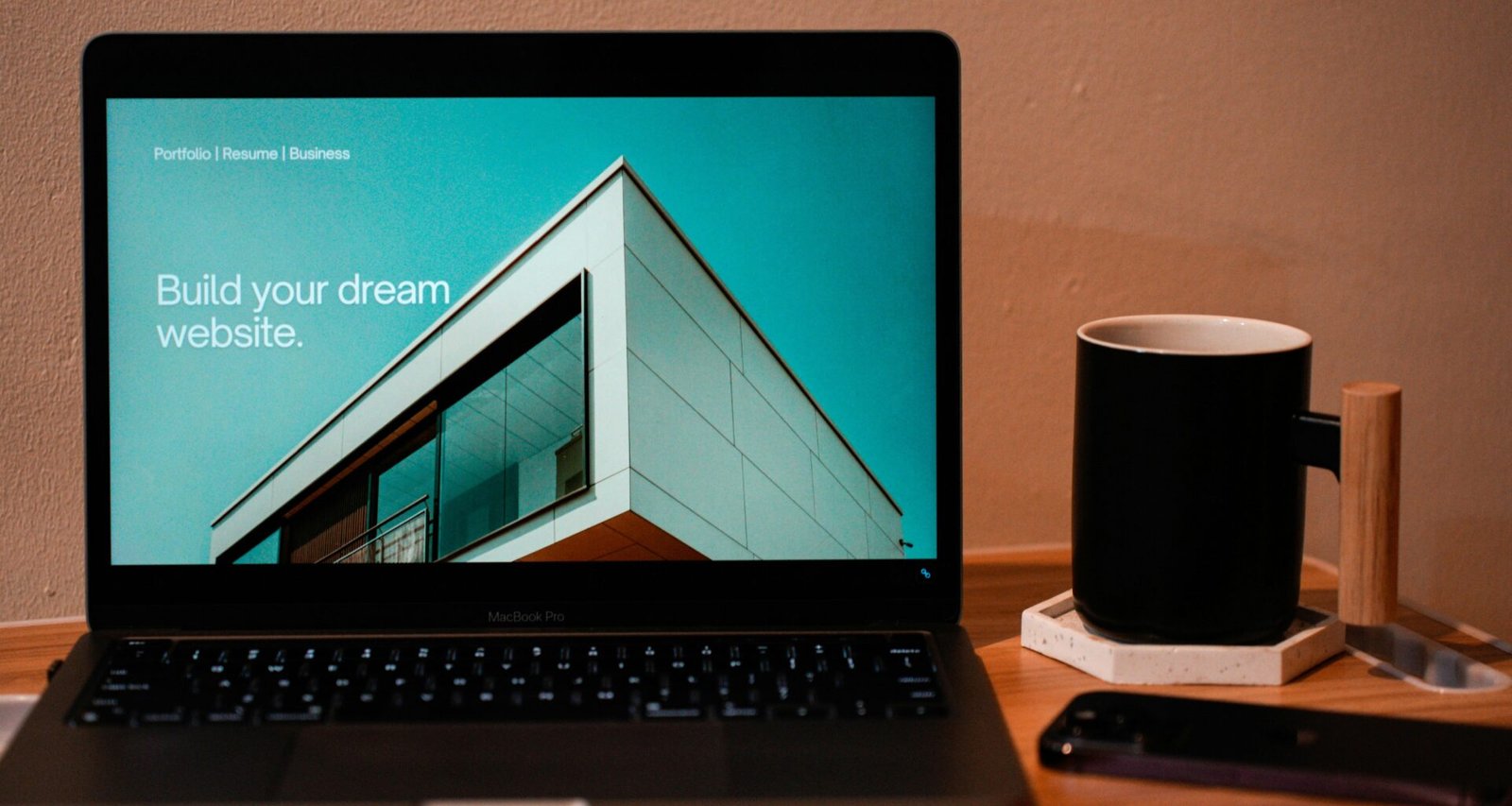 Ein moderner Laptop steht geöffnet auf einem Holzschreibtisch. Das Bild eignet sich für Themen rund um Homeoffice oder Arbeiten am Computer.