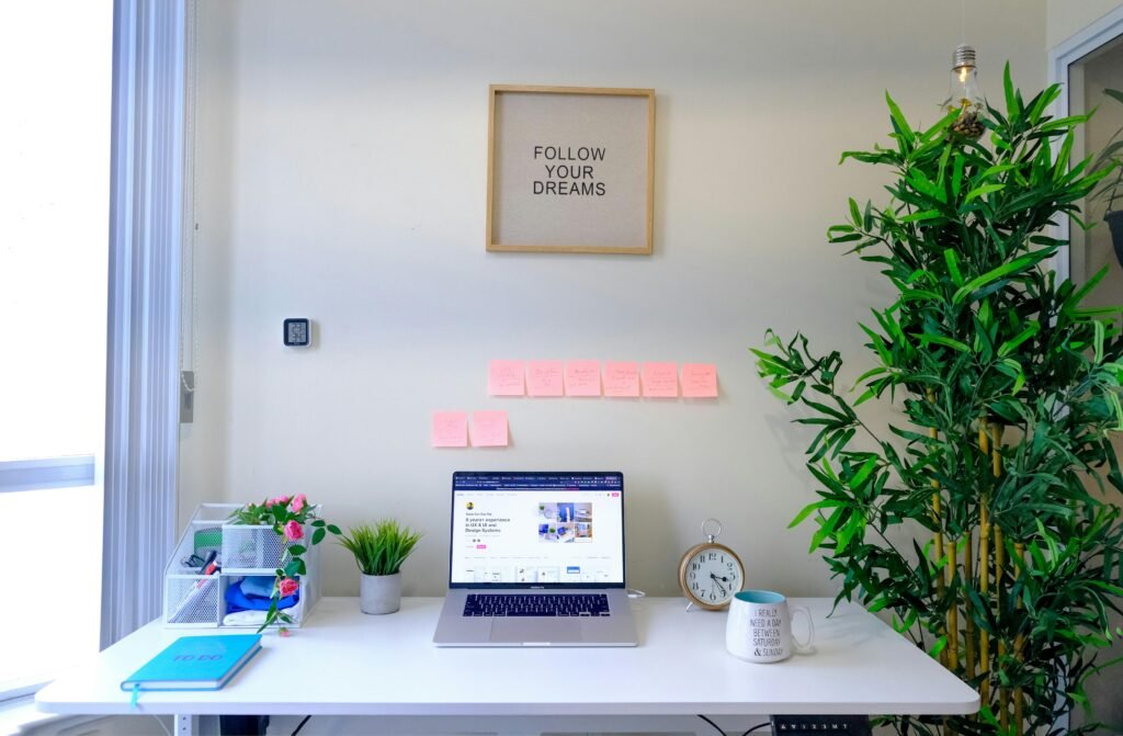 Ein moderner Laptop steht auf einem weißen Schreibtisch, bereit für den täglichen Einsatz im Büro oder Homeoffice.