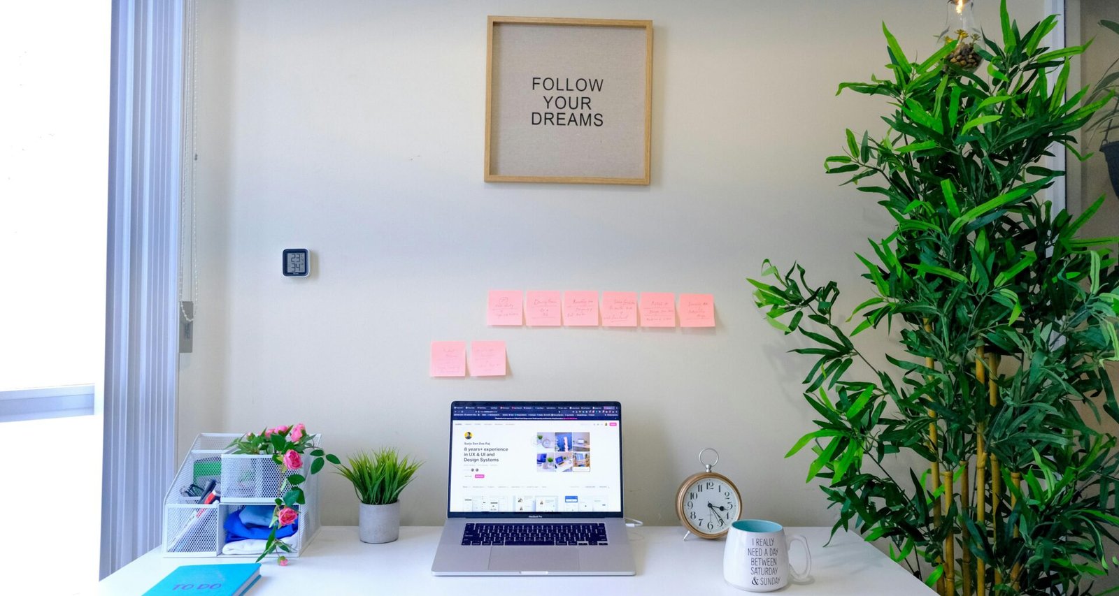 Ein moderner Laptop steht auf einem weißen Schreibtisch, bereit für den täglichen Einsatz im Büro oder Homeoffice.