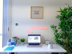 Ein moderner Laptop steht auf einem weißen Schreibtisch, bereit für den täglichen Einsatz im Büro oder Homeoffice.