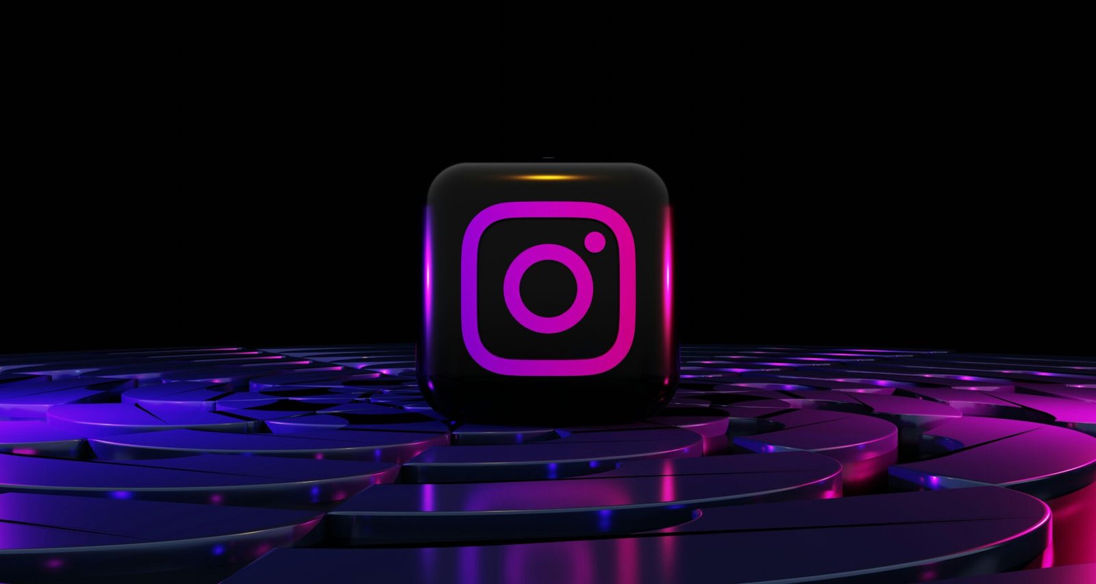 Lila Instagram-Logo vor schwarzem Hintergrund, geeignet für Artikel über Social Media und digitale Markenpräsenz.