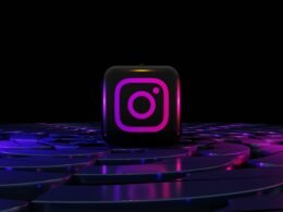 Lila Instagram-Logo vor schwarzem Hintergrund, geeignet für Artikel über Social Media und digitale Markenpräsenz.