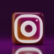 Lila und weißes Instagram-Icon auf einem einfarbigen lila Hintergrund, Symbol für Social-Media-Präsenz
