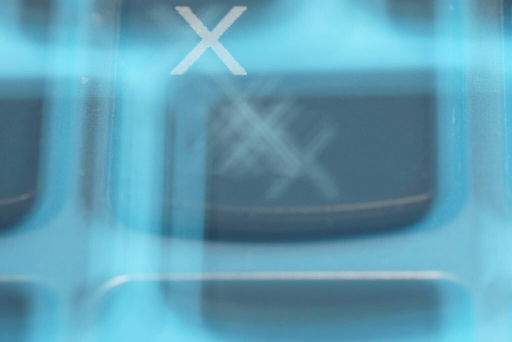 Ein Computerbildschirm zeigt ein gut erkennbares Logo als Beispiel für digitales Markendesign und visuelle Identität.