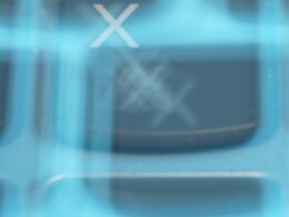 Ein Computerbildschirm zeigt ein gut erkennbares Logo als Beispiel für digitales Markendesign und visuelle Identität.