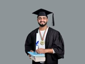 Ein Mann im Talar mit Abschlusskappe hält ein Buch als Symbol für Bildung und erfolgreichen Abschluss.