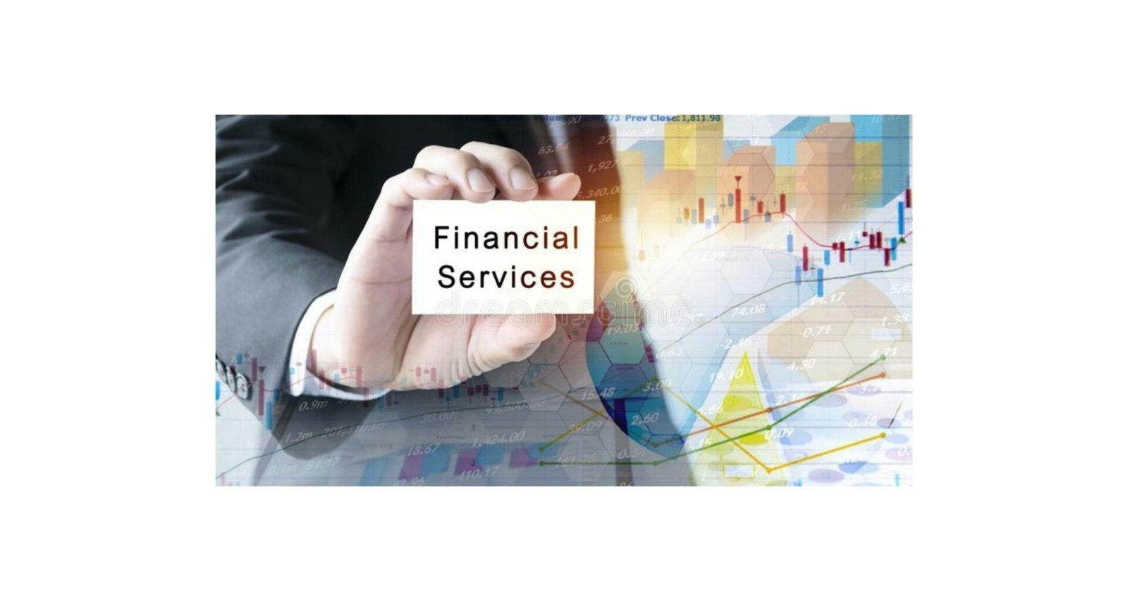 Ein Mann hält ein Schild mit dem Text Finanzdienstleistungen in den Händen, im Fokus steht die Bedeutung digitaler Services.