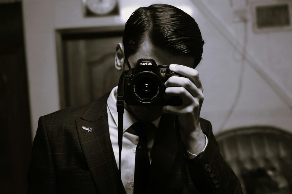 Ein Mann nimmt mit einer modernen Kamera ein Bild auf. Geeignet für Beiträge zu Fotografie oder Technik.