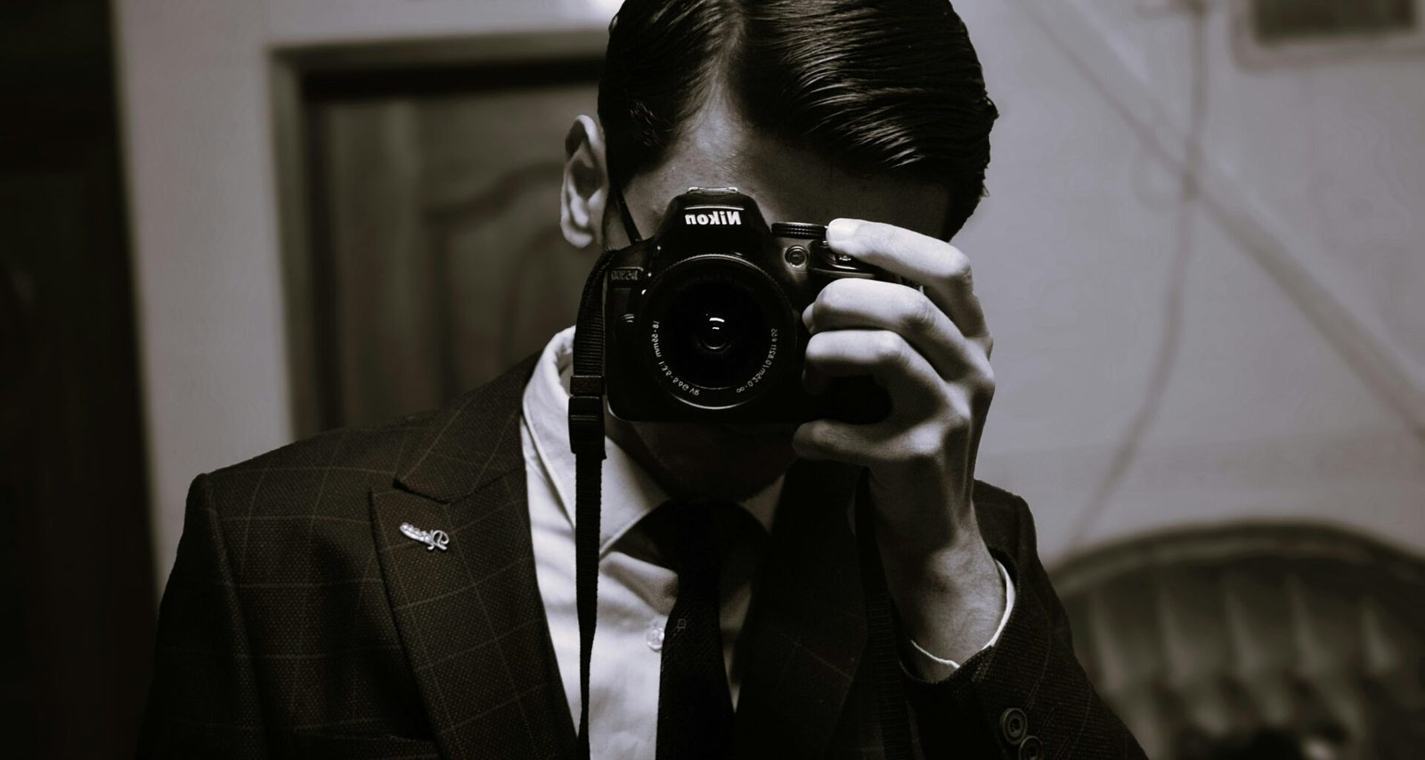 Ein Mann nimmt mit einer modernen Kamera ein Bild auf. Geeignet für Beiträge zu Fotografie oder Technik.