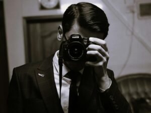 Ein Mann nimmt mit einer modernen Kamera ein Bild auf. Geeignet für Beiträge zu Fotografie oder Technik.