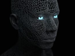 Ein Mann mit blauen Augen sitzt vor einem schwarzen Hintergrund, fotografiert für einen Technik-Artikel.